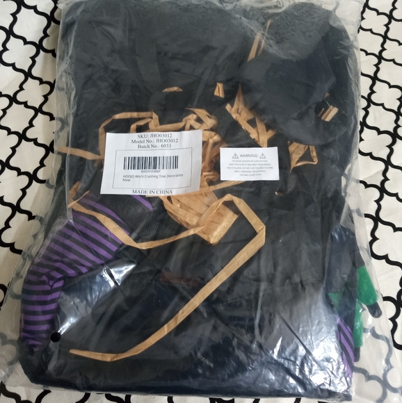 HOOJO Witch Crashing Tree Decoration HP 🎉 Best In Home Posh Party - Picture 5 of 7